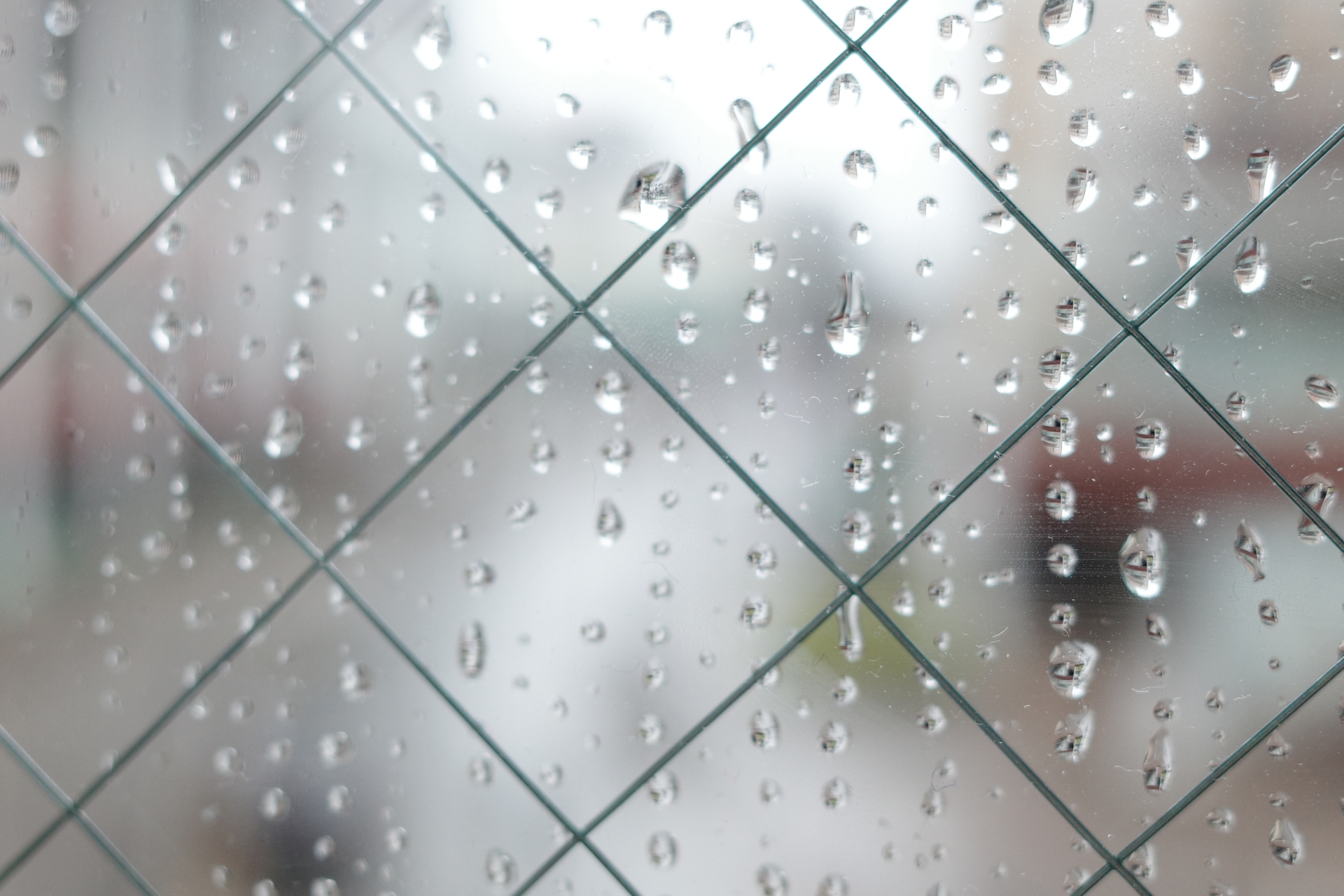 雨の日だけ給湯器の調子が悪い理由